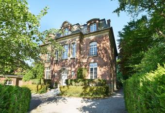 Queen Christine allows 18 year olds to book a room