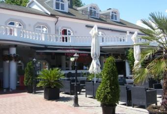 Y Panzi   allows 18 year olds to book a room