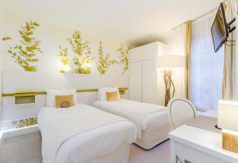 Eiffel Trocad  ro has rooms with a private hot tub