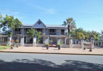 Oakwood Lodge has Balcony rooms