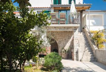 Holiday Home Punat has Balcony rooms