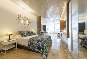 Suites Garden Loft Roy Lichtenstein allows 18 year olds to book a room