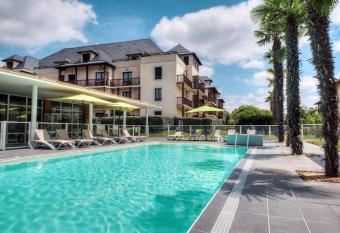 Zenitude H  tel-R  sidences l Acacia Lourdes has Balcony rooms