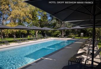 Aux Deux Clefs Hostellerie Groff allows 18 year olds to book a room