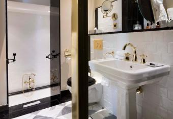 Relais Christine has rooms with a private hot tub