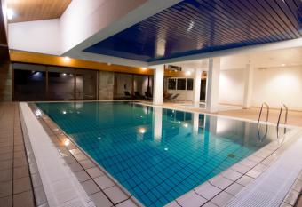 H  tel Le Bellevue allows 18 year olds to book a room