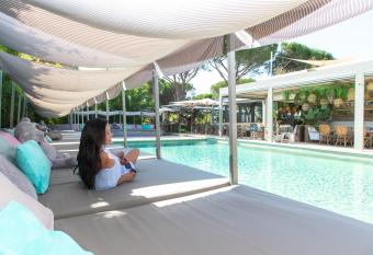 H  tel Font Mourier allows 18 year olds to book a room