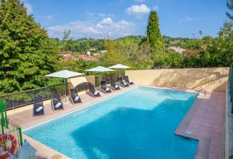 Le Club Mougins allows 18 year olds to book a room