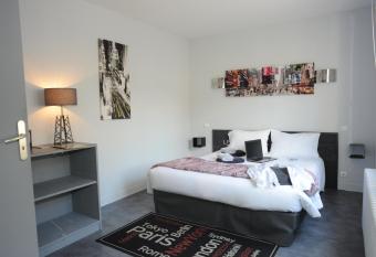 H  tel Akena HF allows 18 year olds to book a room