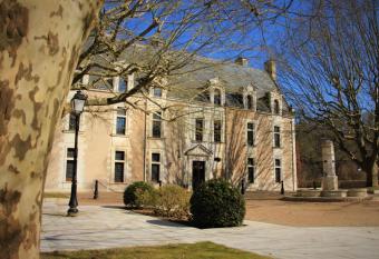 Ch  teau de la Menaudi  re has Balcony rooms