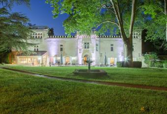 Domaine Du Val De C  ze has Smoking/Balcony rooms