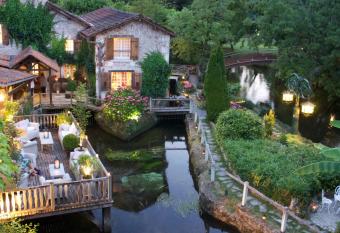 Le Moulin du Roc has Balcony rooms
