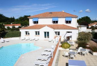 L Or  e Du Bois allows 18 year olds to book a room