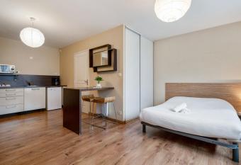 Zenitude H  tel-R  sidences Nantes M  tropole allows 18 year olds to book a room