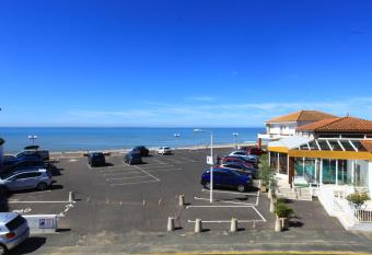Hotel Les Dunes allows 18 year olds to book a room