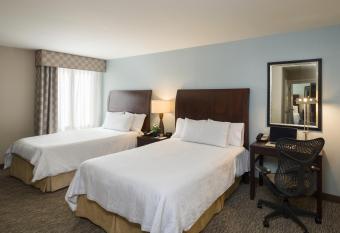 Hilton Garden Inn New York/Tribeca has rooms with a private hot tub