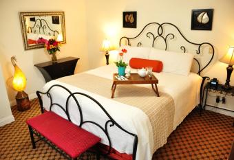 The Eagle Inn has rooms with a private hot tub