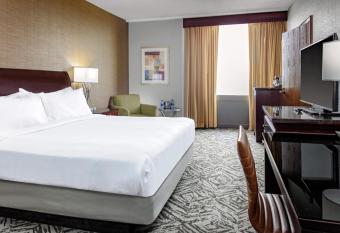 DoubleTree by Hilton Omaha Downtown has rooms with a private hot tub