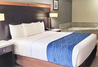 Comfort Inn & Suites Near Universal - N. Hollywood - Burbank has rooms with a private hot tub