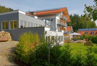Wellnesshotel deine Auszeit has rooms with a private hot tub