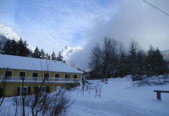 L Acacia allows 18 year olds to book a room