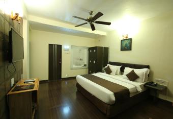 The Grand Legacy Resort & Spa - TGL - Pure Vegetarian Mahabaleshwar has rooms with a private hot tub