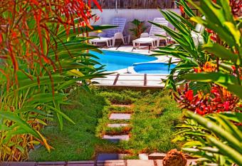 Villa les bananniers has rooms with a private hot tub