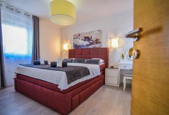 Villa Stella allows 18 year olds to book a room