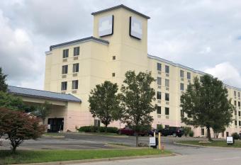 AIRPORT LODGING Pittsburgh Airport has Smoking rooms