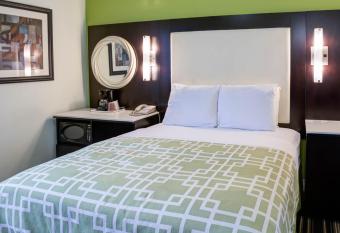 Surestay Hotel By Best Western Beverly Hills West La has rooms with a private hot tub