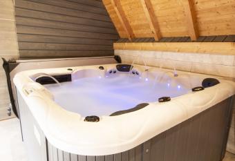 Le Domaine du Verger g  tes et SPA has rooms with a private hot tub