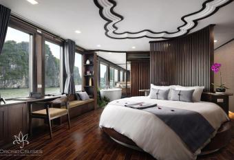 Orchid Classic Cruise has rooms with a private hot tub