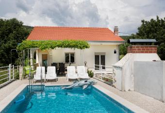 Villa with pool near Split allows 18 year olds to book a room