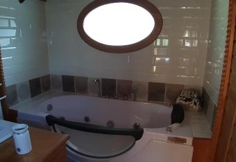 Du Cot   de Lacoume has rooms with a private hot tub