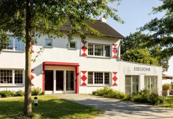 Schloss Hertefeld & Hertefeldhof has Balcony rooms