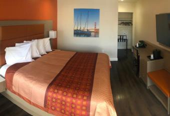 Presidio Parkway Inn allows 18 year olds to book a room