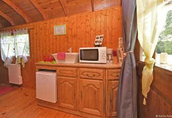 Roulotte La Verdine has rooms with a private hot tub