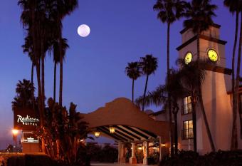 Buena Park Grand Hotel & Suites allows 18 year olds to book a room