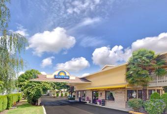 Fairbridge Inn Express Tukwila has Smoking rooms