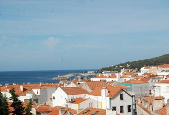 Casa Das Gaivotas allows 18 year olds to book a room