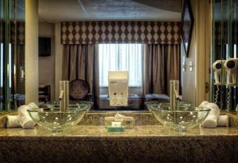 Garden Place Hotel has rooms with a private hot tub