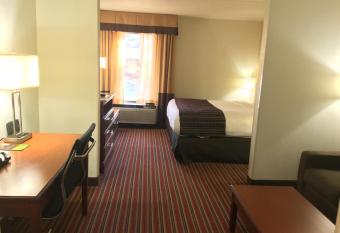 Spark by Hilton Alpharetta Roswell has rooms with a private hot tub