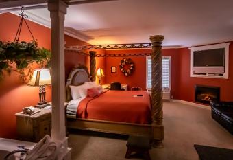 Depot Inn & Suites has rooms with a private hot tub