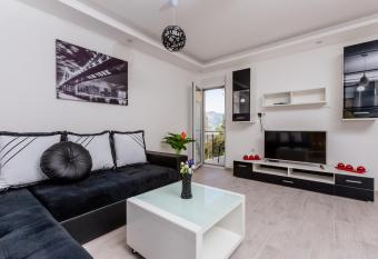 Dream Vacation Apartments has Smoking/Balcony rooms