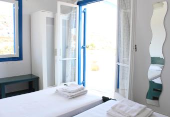 Mare Blue Ios allows 18 year olds to book a room