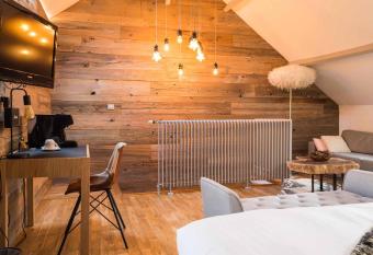 Les Jardins d Epicure has rooms with a private hot tub