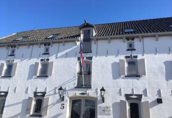 Hotel De Gravin allows 18 year olds to book a room