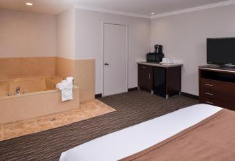Best Western Redondo Beach Galleria Inn Hotel - Beach City LA has rooms with a private hot tub
