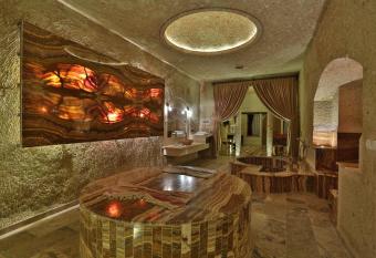 Oread Cave Suites has rooms with a private hot tub