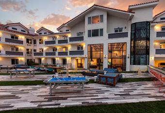 Hotel Hermosa has rooms with a private hot tub